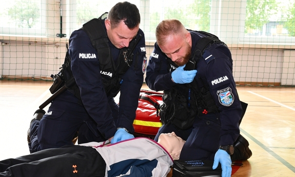 dwaj funkcjonariusze w trakcie zawodów - udzielanie pierwszej pomocy pokazane na fantomie