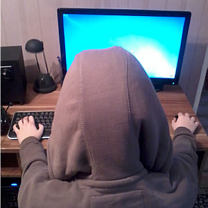 Na zdjęciu osoba korzystająca z komputera i internetu