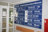 tablica informacyjna w poczekalni Komendy Powiatowej Policji w Mikołowie