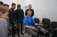 Na zdjęciu: uczniowie z mikołowskiej szkoły podczas ćwiczeń na symulatorze jazdy motorem
