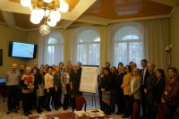 pamiątkowe zdjęcie wszystkich uczestniczących w projekcie - sala Białego Domku w Mikołowie