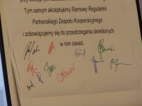 podpisy złożone na karcie deklaracji, Mikołów, sala Białego Domku