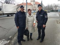 na zdjęciu: policjanci wręczają odblaskową opaskę starszej kobiecie, Łaziska Górne