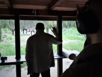 na zdjęciu: strzelnica w Żorach, policjant wydziału kryminalnego przygotowuje się od oddania strzału