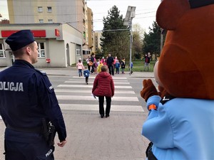 oznakowane przejście dla pieszych w Łaziskach Górnych, na zdjęciu policjant, sierżant Hektor oraz dzieci
