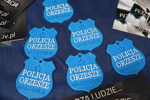 niebieskie odznaki z napisem Policja Orzesze